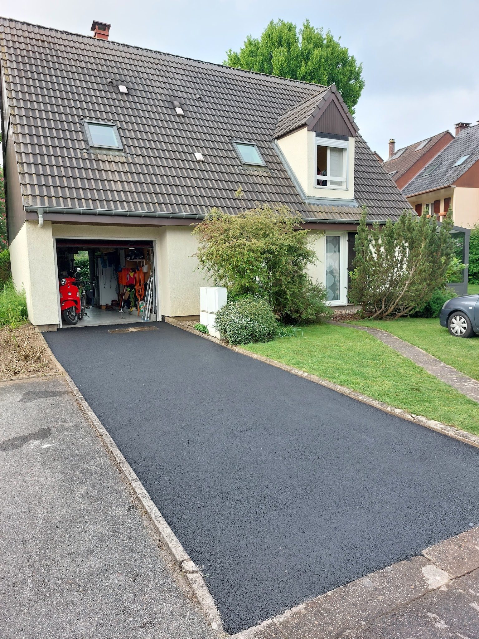 Allée en enrobé jusqu'au garage
